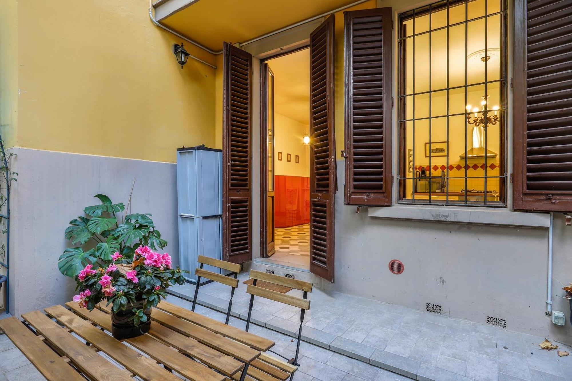 One-Bedroom Apartment With Patio Florence Exterior photo