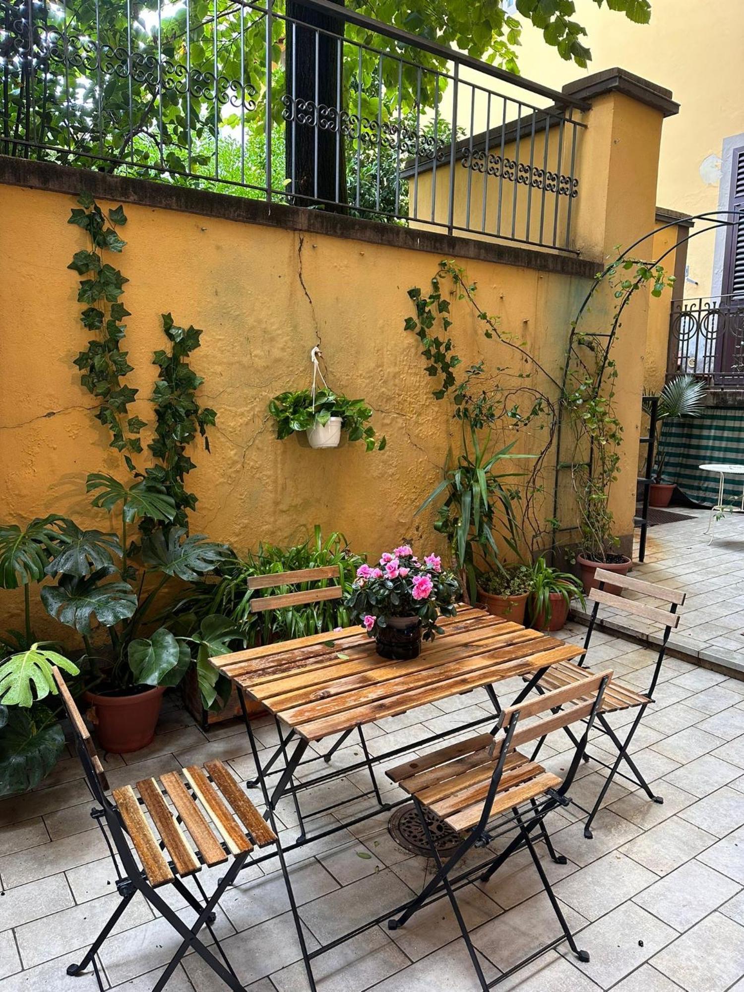 One-Bedroom Apartment With Patio Florence Exterior photo